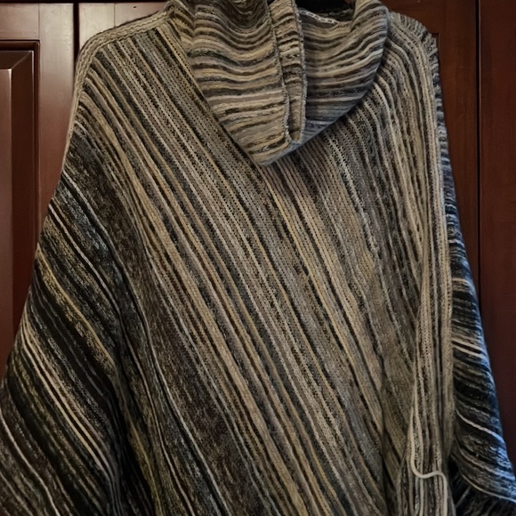 Beautiful boutique very very soft knit poncho great for fall - Picture 2 of 3